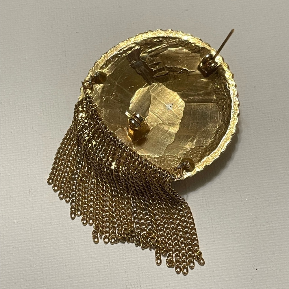 Elegant Gold Chain Fringe Brooch - Picture 8 of 10